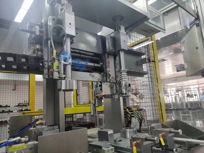 後法蘭軸（zhóu）承與卡簧壓裝設備，優點（diǎn）一個壓機實現兩道功能壓裝，方便後期增加料號